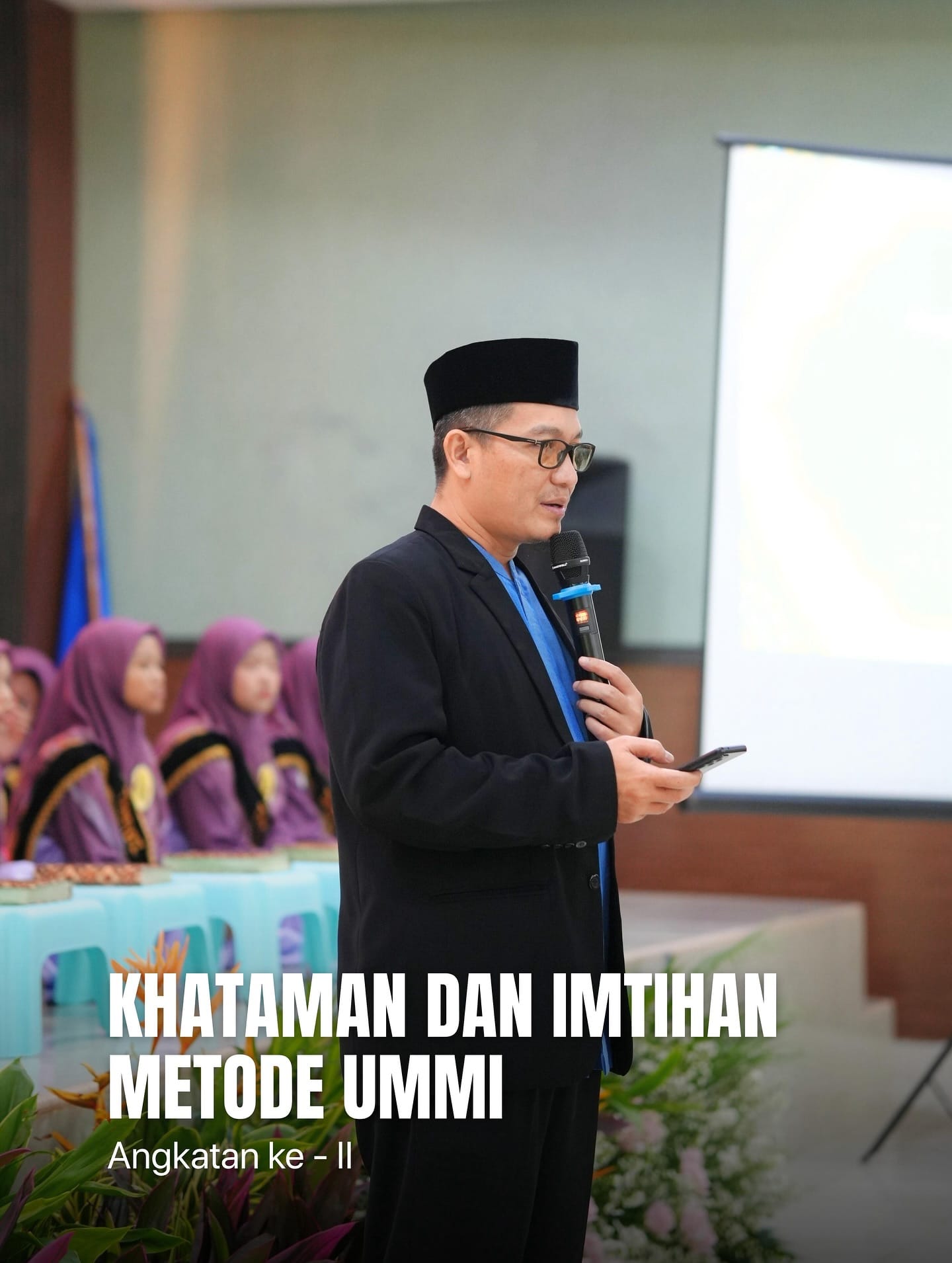 Anak anak dan guru di acara khataman TPQ Mushalla Al-Hurriyah